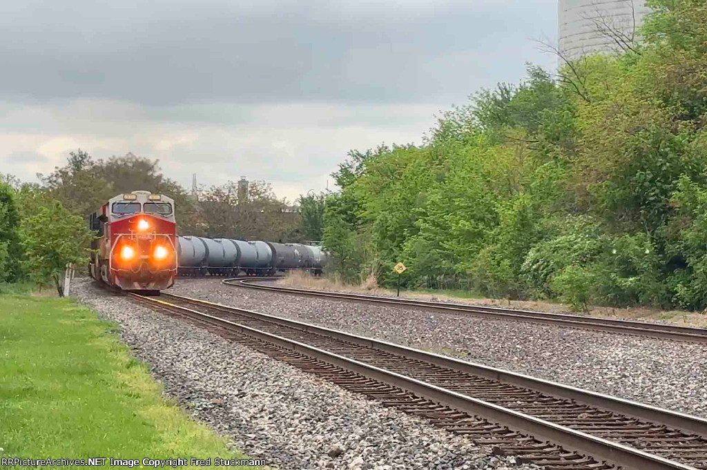 CSX 911 rounds the curve at BG130.